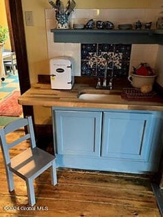 bar with hardwood / wood-style floors