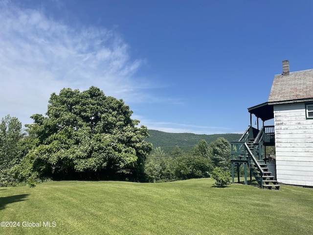 view of yard with a mountain view