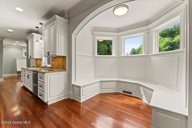 mudroom featuring sink, dark hardwood / wood-style flooring, and crown molding