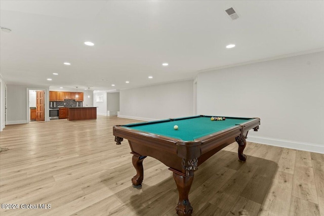 recreation room featuring bar area, light hardwood / wood-style floors, billiards, and crown molding