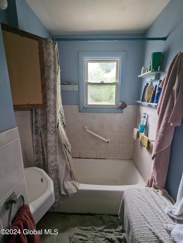 bathroom featuring shower / tub combo