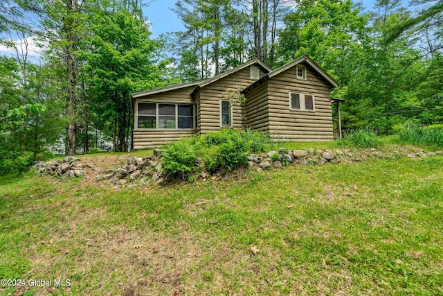 view of front of property with a front lawn