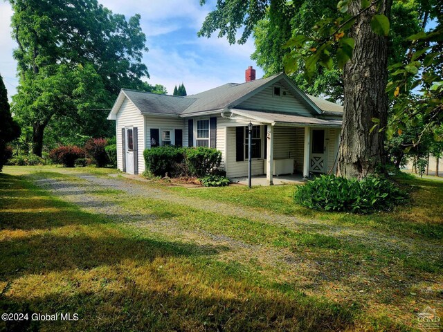 view of front of house featuring a front lawn