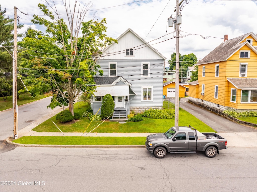 view of front of property featuring a front yard