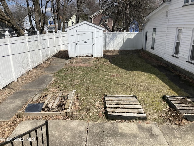 view of yard with a shed