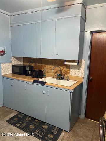 kitchen featuring backsplash and sink