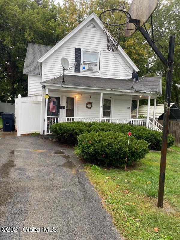 view of front of house featuring a porch and a front yard