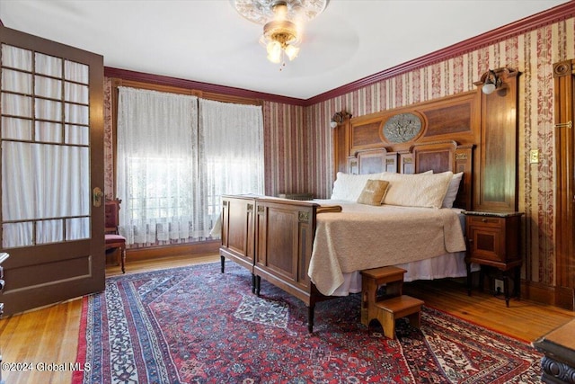 bedroom featuring ornamental molding, hardwood / wood-style floors, and ceiling fan