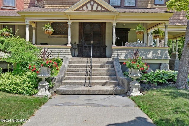 entrance to property featuring a porch