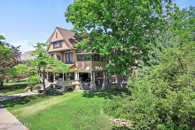 view of front facade with a front yard