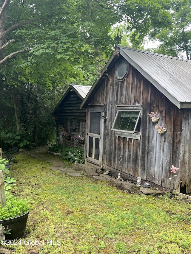 view of outdoor structure featuring a yard