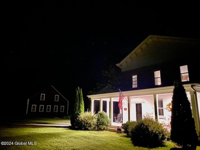 view of front of property featuring a yard