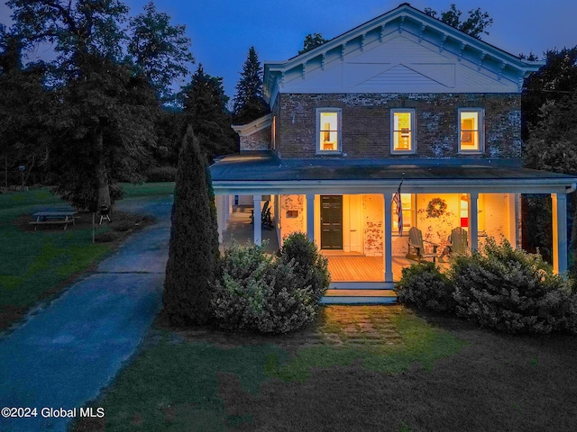 view of front facade featuring covered porch and a front yard