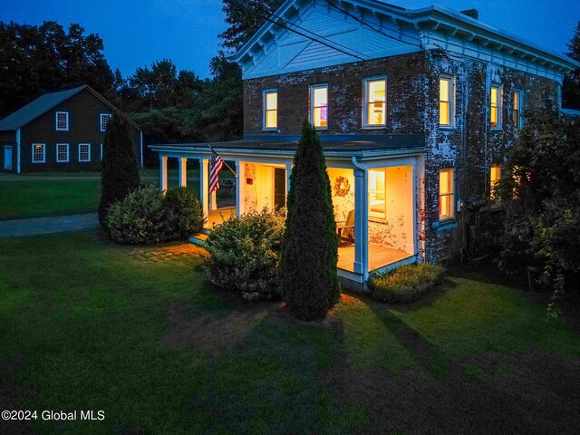 view of front facade with a front yard