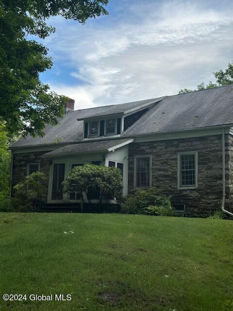 view of front of property featuring a front lawn