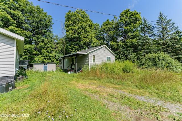 view of yard featuring an outdoor structure