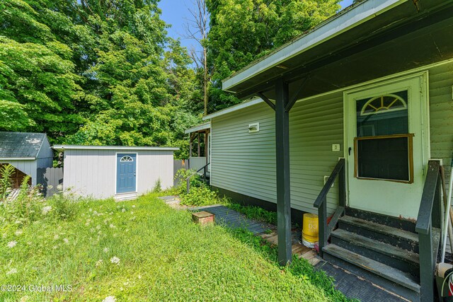 view of yard with a shed