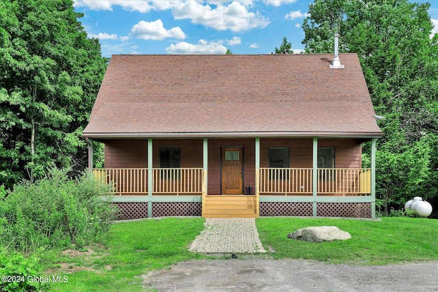 view of front facade with covered porch and a front lawn