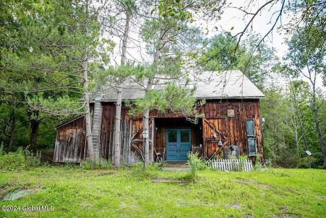 view of outdoor structure featuring a lawn