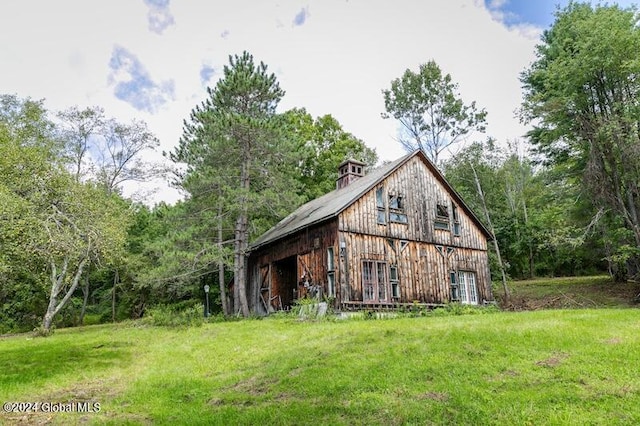 exterior space with an outbuilding and a front yard