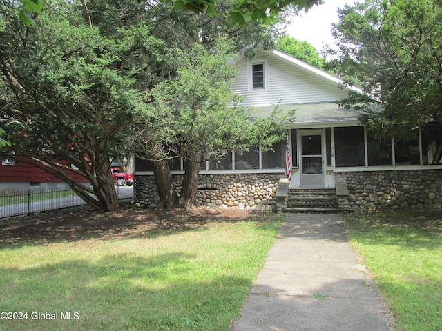 view of front of property featuring a front lawn