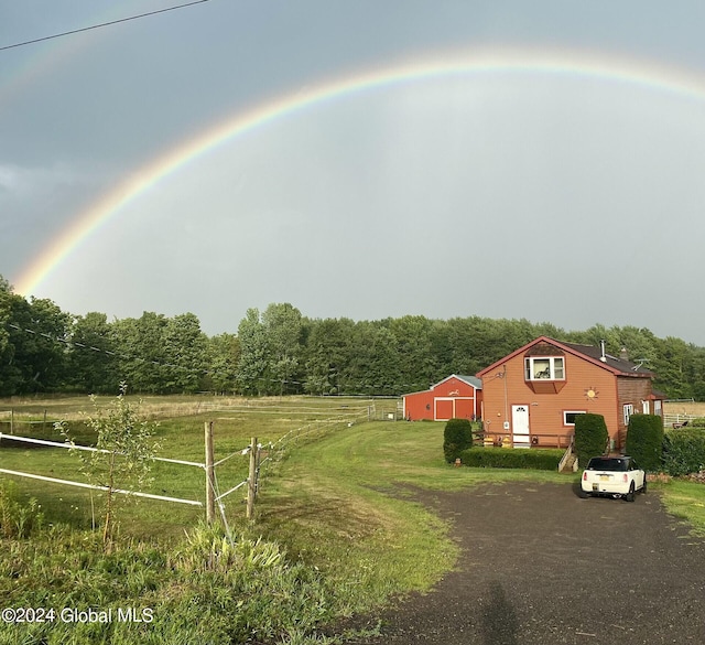 view of yard featuring a rural view