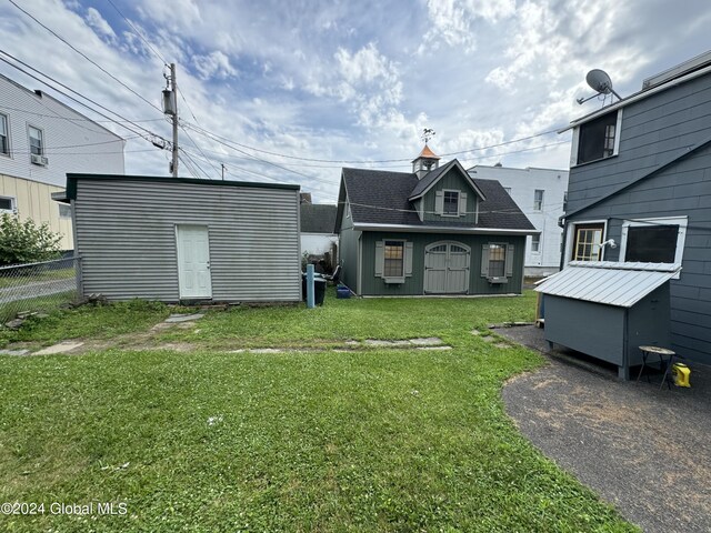 view of yard featuring a storage unit