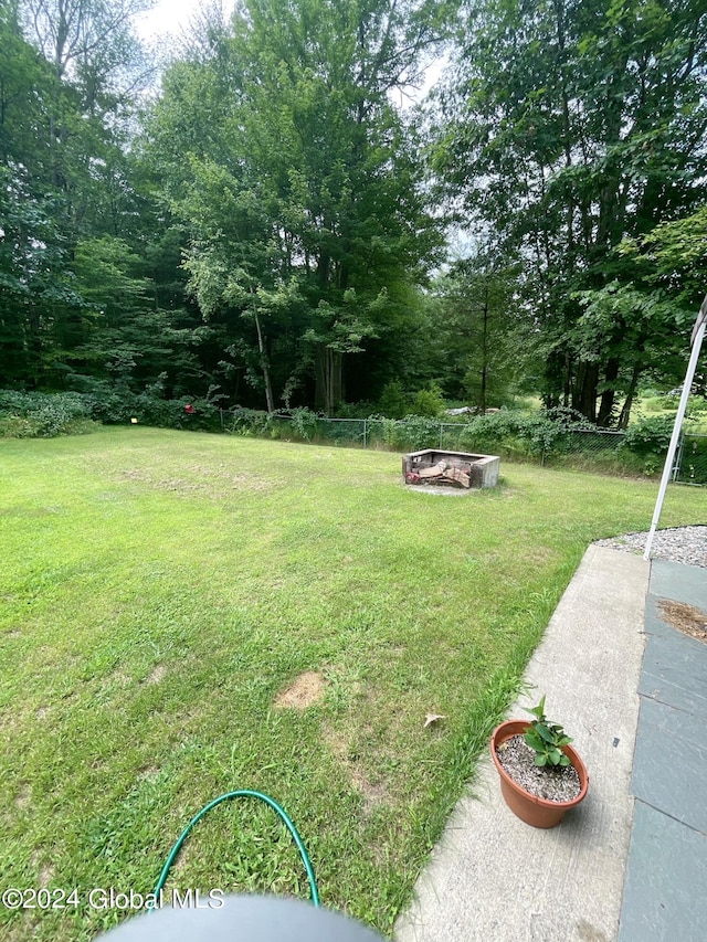 view of yard featuring an outdoor fire pit