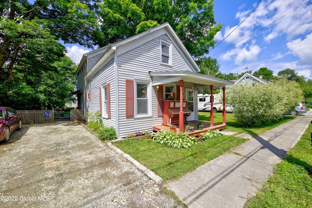 view of front facade featuring a front yard