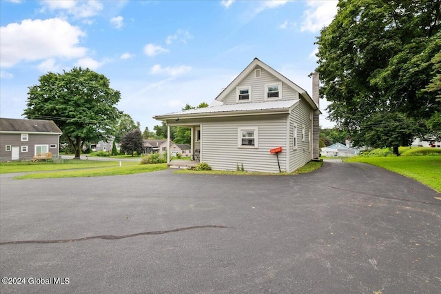 exterior space featuring a yard