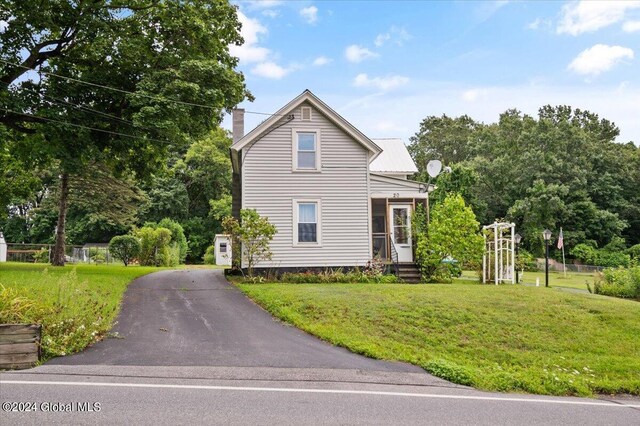 view of front of house featuring a front lawn