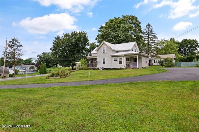 view of front of property featuring a front yard