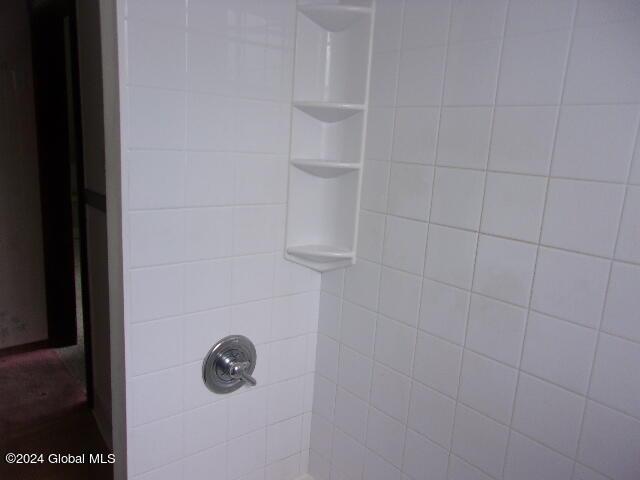 2119 Broadway, Schenectady, NY 12306 - details with a tile shower