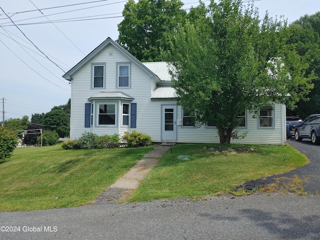 view of front of home featuring a front lawn