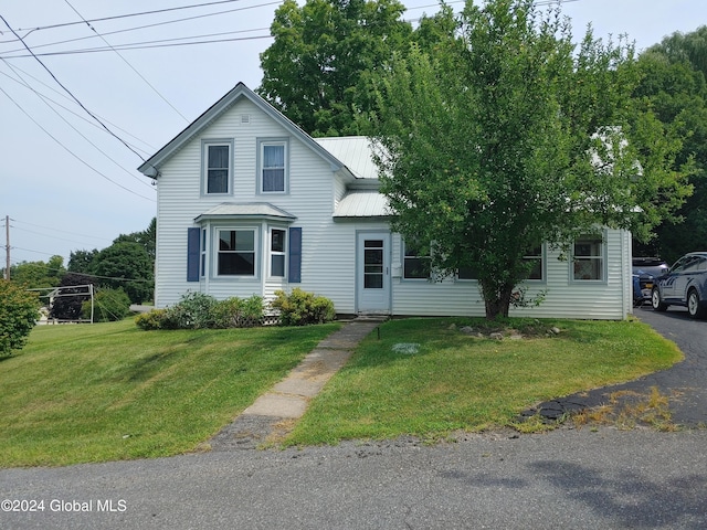 view of front of home featuring a front yard