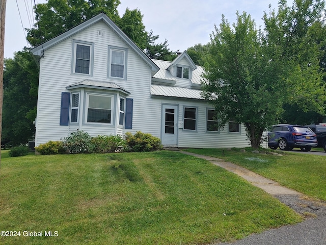 view of front of house featuring a front lawn