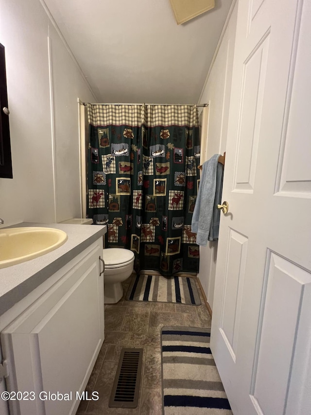 bathroom with a shower with curtain, visible vents, vanity, and toilet