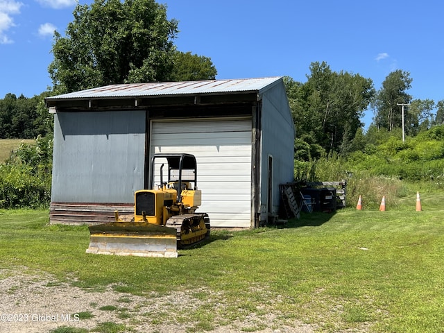 view of outdoor structure with an outbuilding