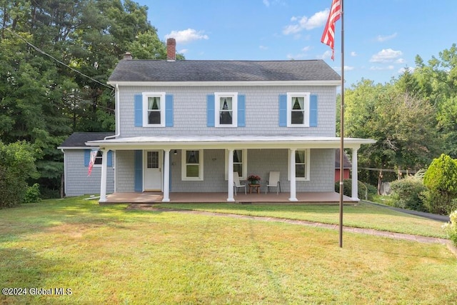 farmhouse featuring a front lawn