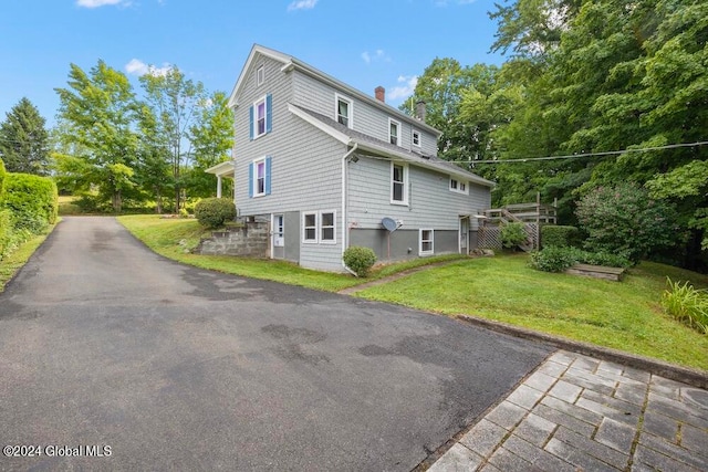 view of side of property featuring a lawn