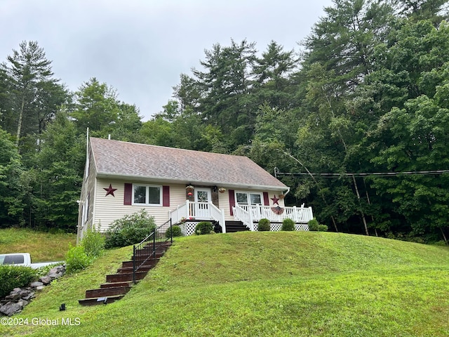 view of front of property featuring a front lawn