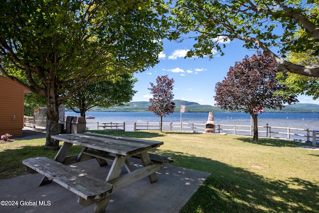 view of yard featuring a water view