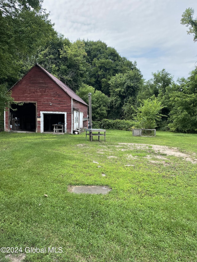 view of yard with an outbuilding