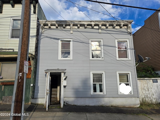 view of front facade