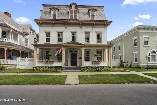 italianate-style house featuring a porch