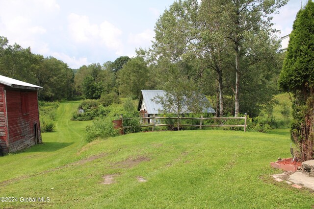 view of yard featuring an outdoor structure