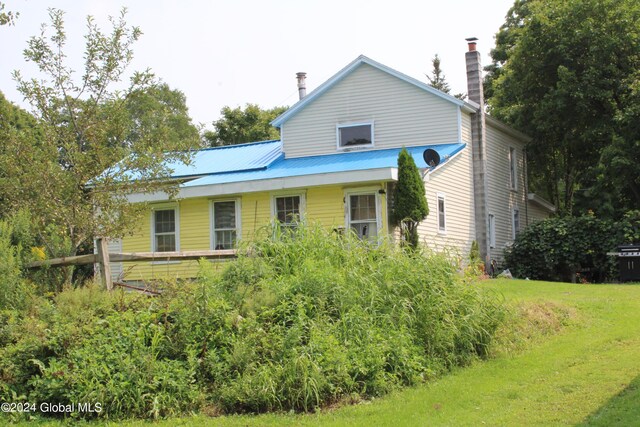 back of house featuring a yard