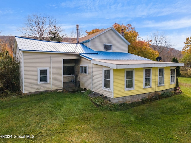 back of house featuring a lawn