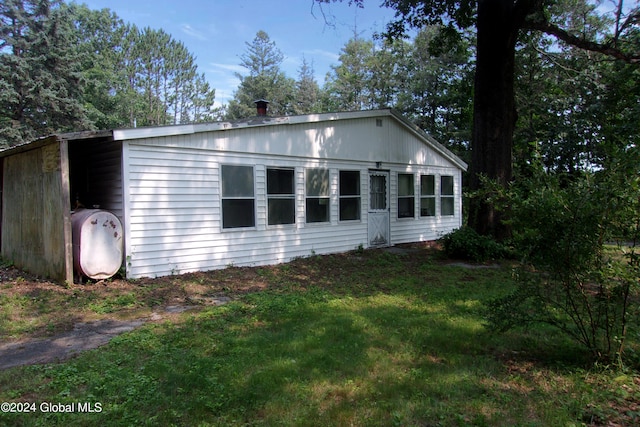 view of side of property featuring a yard