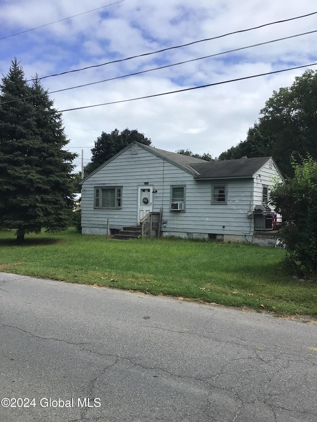 view of front of property with a front yard